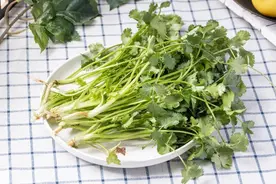 高血脂饮食新发现：香菜或成“忌口”之选？三种蔬菜同样也需注意图片