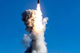 火箭军洲际导弹发射成功，美国罕见点赞，肌肉才能赢得尊重图片