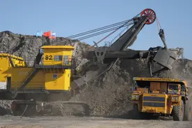 刚卖一台：自重1000吨，造价超1.2亿的国产超级挖掘机！图片