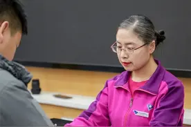 来哈工大仅仅四年 她成了“小孩儿”的宝藏阿姨图片