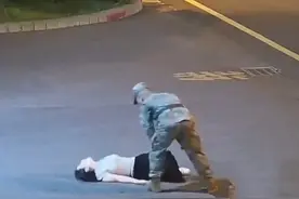 营门前惊险一刻！女子晕倒，官兵迅速出手相救！图片
