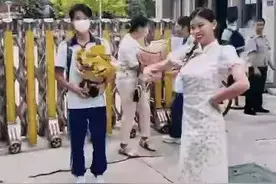 太尴尬！男孩走出考场，穿旗袍的妈妈当众热舞，笑死在网友评论区图片