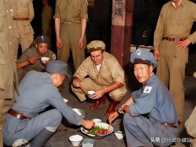 民国老照片：戴笠与儿子、弟弟合影；航拍下的北京；青年毛泽东