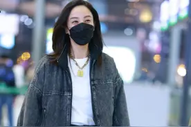 霍汶希真51岁？穿牛仔裤开叉到大腿真洋气！这腿美的也太不真实了图片