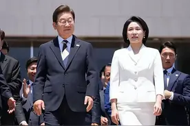 李在明就职典礼，第一夫人金惠景穿白色套裙，60岁美如30岁太漂亮图片