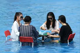 重庆麻将馆天天爆满，座无虚席，那些整天坐在里面的人靠啥谋生？图片