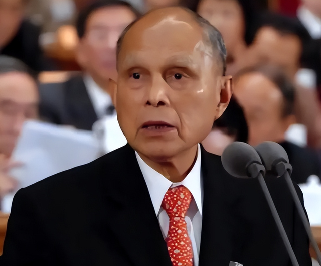 郭晶晶没想到，79岁的公公霍震霆再破天花板，让整个豪门圈沉默了