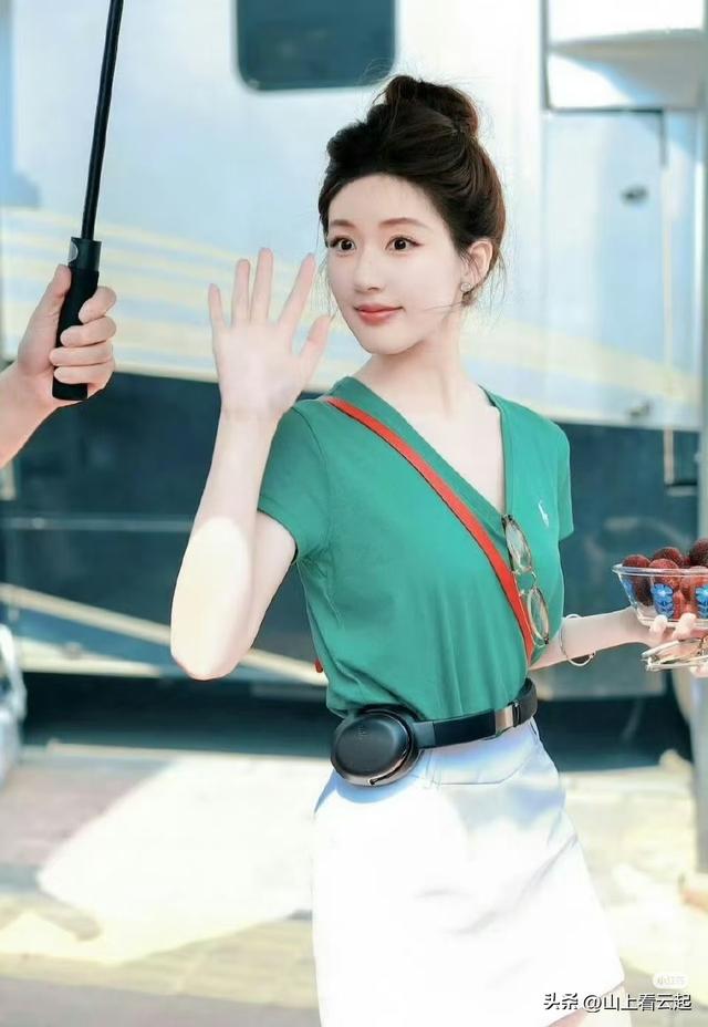 赵露思，耳机都可以当腰带了