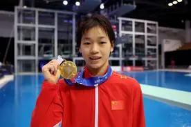 全红婵好像误入巨人国！穿红衣小跟鞋参加大会，婵宝回国后有点忙图片