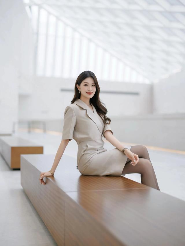 广东省台主持人彭婷婷，灰丝高跟职业装好美