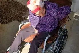 奶奶瘫痪了，远嫁的姑姑回来伺候了几日，临走时叮嘱我妈看看沙发图片