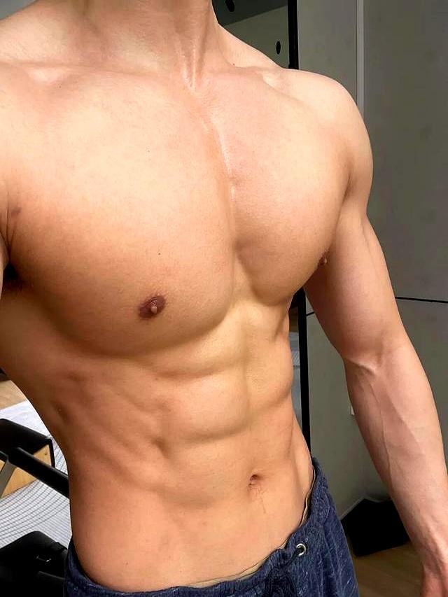 26岁北京自由健身教练，晒泵感肌肉	，这身材可以制霸健身房了