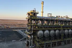 ：四班两倒，12小时轮换——石化公司操作工的坚守与挑战图片