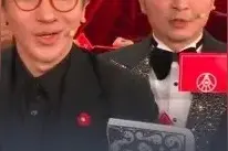 尼格买提呀，就在刘谦身边助演！可此刻全世界我却最尴尬，笑死啦图片