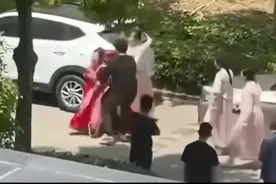 闹大了！闺蜜怂恿新娘要2.88万下车礼，结局不欢而散，评论区炸了图片