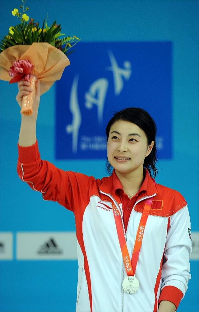 霍启刚高调官宣喜讯仨月，郭晶晶再破天花板	，让整个贵妇圈沉默了