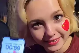 国庆看升国旗，把一个外国人感动的泪流满面：这才是我想要的归宿图片