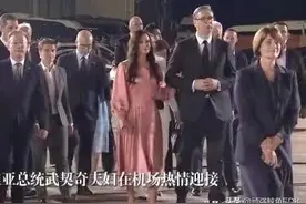 43岁塞尔维亚夫人迎接贵宾！穿粉裙配金色卷发，又把人狠狠美到了图片