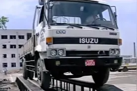 九十年代的进口卡车，被称为“大头九”的五十铃810图片