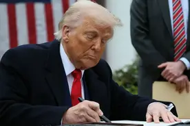 张思南：特朗普新关税政策造成苹果手机涨价，谁来买单？图片