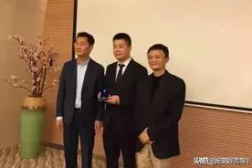 与马云马化腾合影站C位，临沂这个白手起家的青年企业家不简单图片