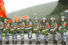 中国空降兵的铁律：必须自己亲自叠伞，就算将军也不例外图片