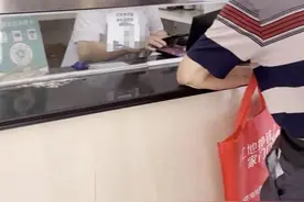 江西一医院工作人员在挂号窗口让老人下载购物APP？院方：情况属实，停岗处理图片