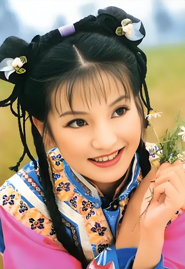 49岁赵薇近照曝光，事业婚姻全失败，15岁的女儿和她长得不一样