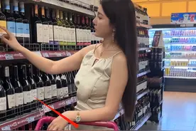 曝甜甜圈疑遭虐待，走路一瘸一拐手腕被绑，腹部隆起疑怀高层孩子图片