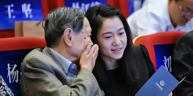 知情人曝杨振宁离世前状况，摔跤或是罪魁祸首，翁帆疑似早有察觉