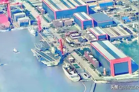 挡焰板升起，舰载机集中亮相，飞机等航母福建舰准备出发弹射图片