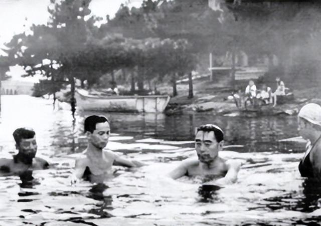 58年，周总理学游泳的照片，看那些小伙，肌肉发达，个个都是高手