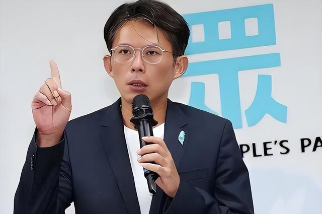 在中日关系敏感时期，他竟然率团赴日访问，为了刷存在感毫无底线