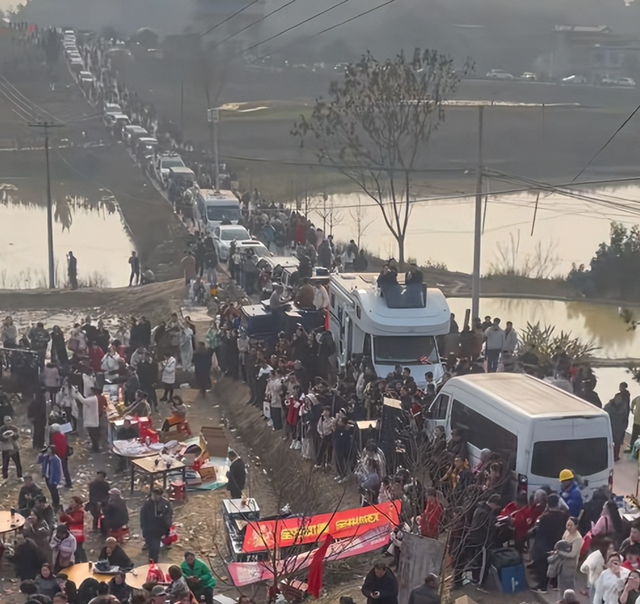 呆呆妹做梦没想到，杀猪宴收官仅1天， 一家人就走上大衣哥的老路