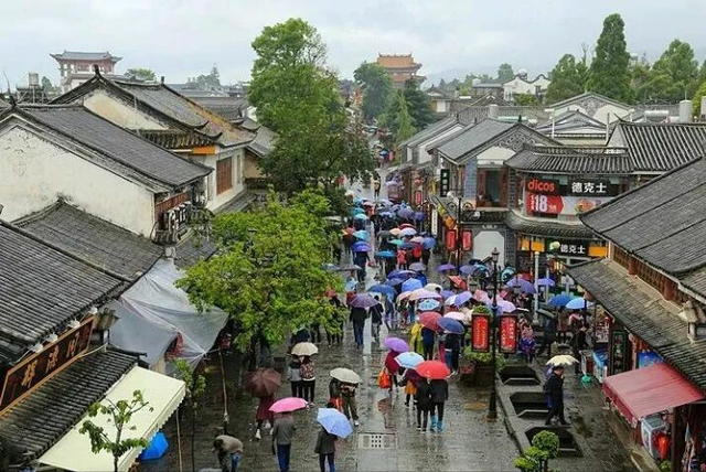 原住民搬走后，没了烟火气的古镇，还能叫古镇吗？