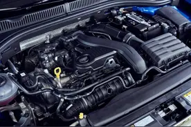 为啥国产车发动机舱有“盖板”，合资车却没有？看维修师傅怎么说图片