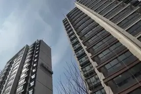 外立面开裂、凹凸不平，窗框周围用泡沫填充...上海虹桥璀璨公馆究竟怎么了？图片