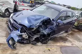 宝马X1车头撞稀烂，气囊却未弹出，是设计缺陷？还是减配后遗症？图片