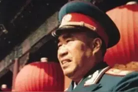 军中有个习惯，只要朱老总一现身，无论元帅、将军必起身站立迎接图片