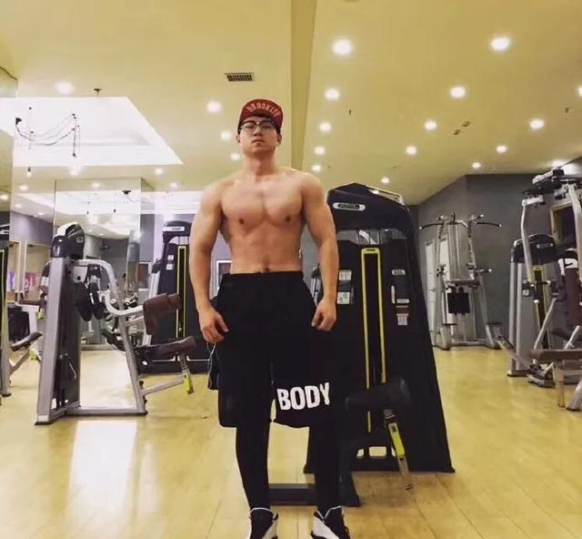 北京医生竟然是肌肉猛男！？脱下工作服之后	，女网友纷纷求打针！