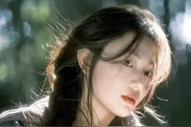 奶奶把刚出生的六妹扔了，我把她捡起来洗干净，藏在了草棚里图片