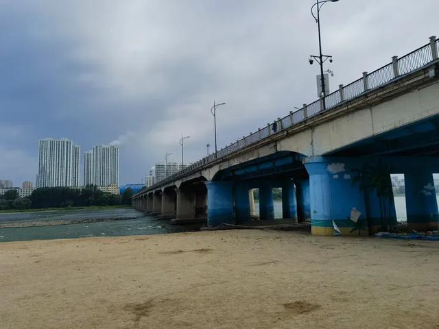 流经吉林市区的松花江