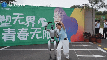 机甲迎宾 满电畅玩！解锁双园科技艺术新体验