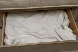 英国一名母亲把女儿藏在抽屉里养到3岁，获刑7年半图片