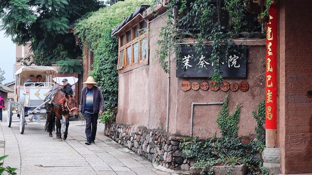 西昌明代古村，茶马古道上的驿站，大石板盖房子，家家都是大别墅