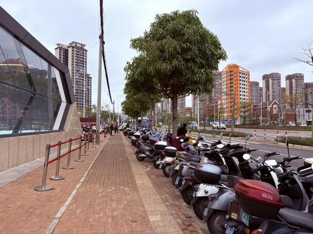 27条1元地铁快线，集体「围剿」南宁电驴！？