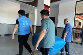 洪涝灾区捐款最新进展：何炅捐50万、杨幂捐物资、李湘受争议图片