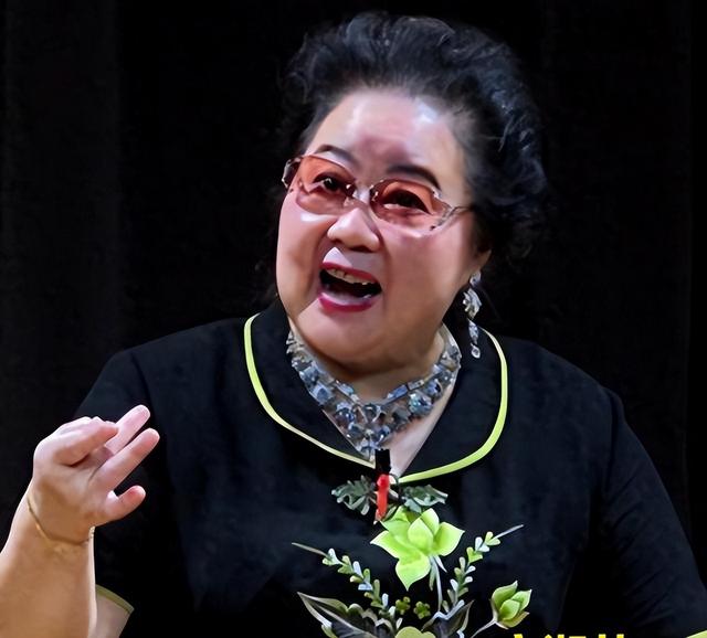 吃里爬外，永不回国？她带领30名演员选择留美，如今年过花甲归来