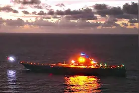 回应美军？解放军实弹射击刚结束，辽宁舰穿越台湾海峡图片