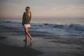 “断联”后，想彻底放下一个人，最狠心的做法：四个字图片